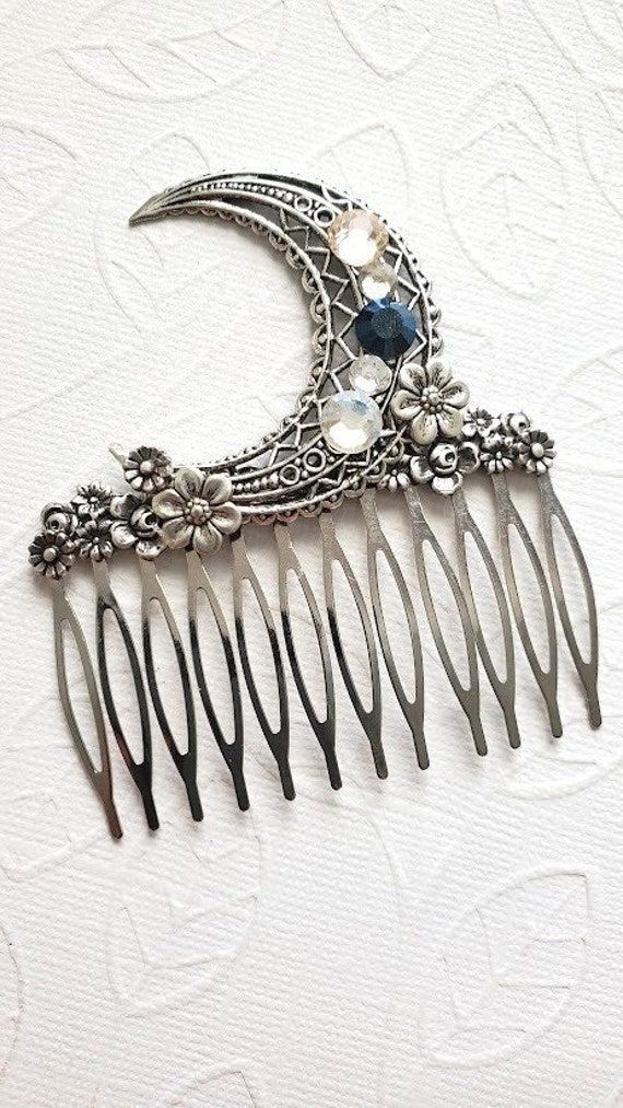 Crystal Moon Haircomb  * Moonstone Vibes This Crescent Moon Crystal Moon hair comb is decorated with flower embellishments and true swarovski Crystals. This haircomb has a very aesthetic look and feel. All in all this haircomb is a magical piece with a great moon design.  ☻Color: ~ Silver ☻Link to More Hair Accessories: https://www.etsy.com/shop/FashionCrashJewelry?ref=profile_header&search_query=hair+accessories ☻Link to The ENTIRE SHOP: https://www.etsy.com/shop/FashionCrashJewelry?ref=shopsec Crescent Moon Hair Clip, Crescent Moon Accessories, Celestial Hair Comb, Moon Hair Piece, Celestial Hair Accessories, Moon Hair Accessories, Hair Accessories Aesthetic, Mystical Wedding, Moon Hair Clip