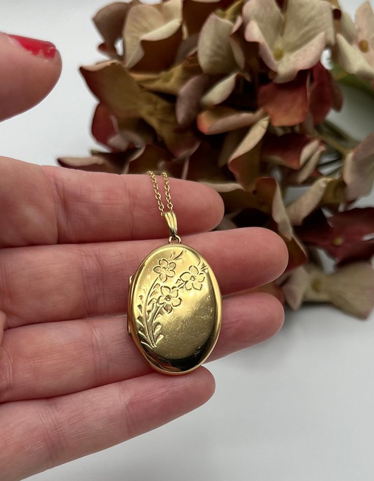 Lovely vintage gold overlay sterling silver hallmarked Birmingham 1975 England locket pendant with striking flower design on one side and hallmarked on the reverse. The locket has been matched with a very striking strong chain. The clasp opens and shuts perfectly. This would make an ideal present for someone who has an interest in vintage jewellery and who likes classic statement pieces.  The box is for presentation purposes only and is not included in the purchase.  Good vintage condition.  The Vintage 14k Stamped Locket Necklace For Formal Occasions, Vintage 14k Stamped Locket Necklace For Formal Events, Vintage Gold Pendant Locket Necklace, Vintage Yellow Gold Locket Necklace As Gift, Gold Vintage Pendant Locket Necklace, Vintage Gold Locket Necklace, Antique Gold Hallmarked Locket Necklace For Anniversary, Vintage Hallmarked Locket Necklace For Anniversary, Classic Gold Locket Necklace With Vintage Charm