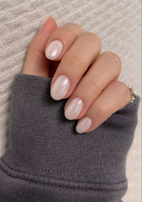 Simple Round Nails Classy, Pearl Ombre Nails Almond, Classy Nails Almond Short, Pearl Chrome Dip Nails, Chrome Nails On Natural Nails, Short White Powder Nails, White Chrome Gel Nails Short, Natural Chrome Acrylic Nails, Bridal Gel Manicure