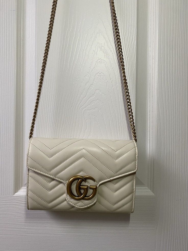 - Gold hardware, snap button closure - Some minor ware, scratches on hardware - Size w8" x h5.5" x d2" - strap drop 23" none handle drop Do not hesitate to ask for more pic Gucci Marmont, Chain Wallet, Wallet Chain, Snap Button, Gold Hardware, Bags Handbags, Shoe Accessories, Bag Lady, Women Accessories