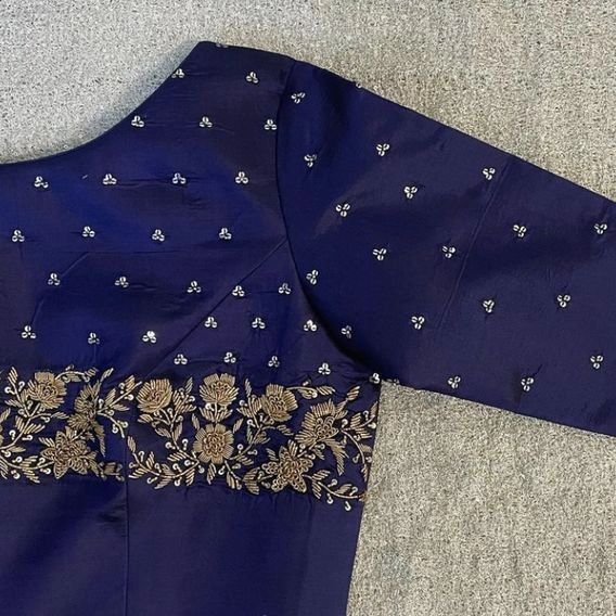 Dm@9640490158 Designer maggam work blouse Fabric: Halfpattu/Rawsilk Dispatch: 3days Price : 3000 unstiched . 3550stitched Colours and sizes can be customised accordingly Exclusive Saree Blouse Designs, Maggam Work Blouse, New Saree Blouse Designs, Traditional Blouse Designs, Latest Model Blouse Designs, Fashionable Saree Blouse Designs, Cutwork Blouse Designs, Simple Blouse Designs, Blouse Designs Silk