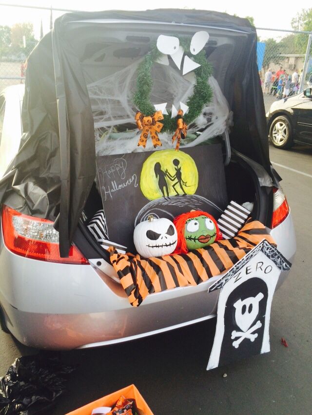 the trunk of a car is decorated with halloween decorations and other things to decorate it