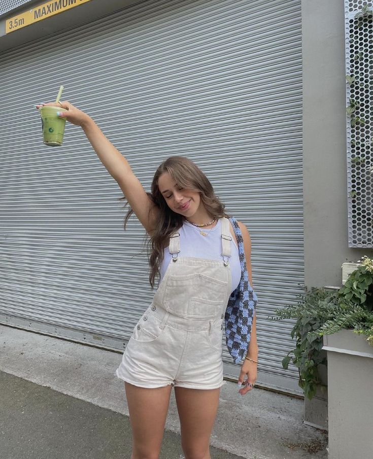 Ootd Overall, Casual Easter Outfit, Dungaree Outfit, Cute College Outfits, Overalls Fashion, Overalls Outfit, Dungarees Shorts, Ideas De Outfits, Gardening Outfit