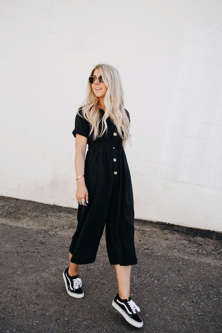 Diy Jumpsuit, Jumpsuit Outfit Casual, Look Hippie Chic, Dresses With Vans, Jumpsuit Outfit, Cropped Tops, Outfits Verano, Fashion Design Clothes, Black Romper