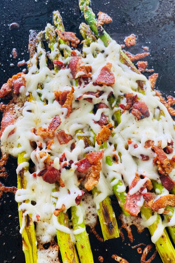 asparagus with cheese and bacon Outdoor Griddle Recipes, Bacon Asparagus, Mediterranean Recipes Healthy, Asparagus Bacon, Steak Side Dishes, Griddle Recipes, Flat Top Grill, Traeger Recipes, Florida Food