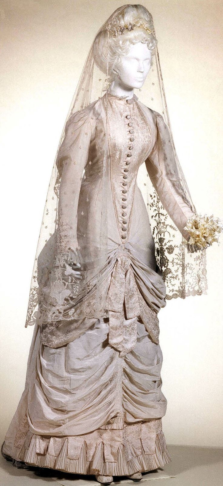 Silk taffeta Wedding gown, circa 1881-1883. Via Musées Royaux d'Art et d'Histoire, Brussels. Antique Outfits, Vintage Weddingdress, Veils Bridal, 1880s Fashion, 1800s Fashion, Dress History, Antique Fashion, 19th Century Fashion, Century Clothing