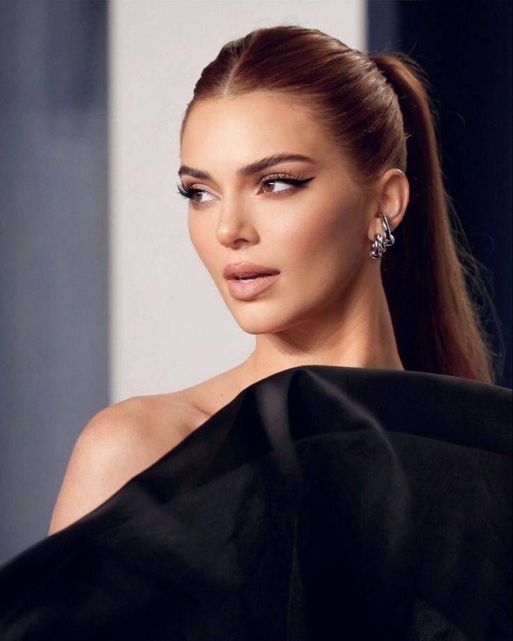 Sleek Ponytail Makeup Look, Long Tail Hairstyle, Ponytail Hairstyles Kendall Jenner, High Ponytail Hairstyles For Prom Sleek, Sleek Simple Hairstyles, High Ponytail With Part In The Middle, Sleek Back Ponytail With Bangs, Sleek Ponytail High, Kendall Jenner High Ponytail