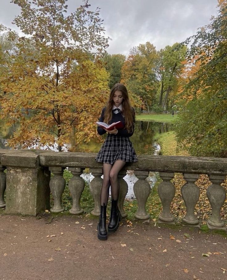 Studera Motivation, Estilo Ivy, Vetements Clothing, Academia Outfits, Neue Outfits, Foto Poses, Rory Gilmore, Reading A Book, American Beauty