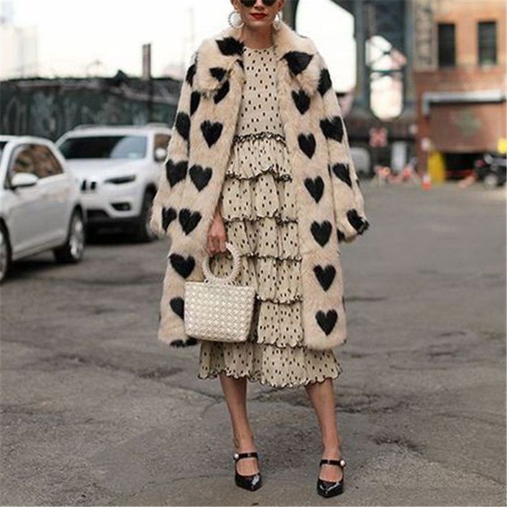 4d6e4749289c4ec58c0063a90deb3964desc48040385ri Women Long Coat, Streetwear Model, Black And White Outfit, Coat Classic, Plush Coat, Love Pattern, Classic Coat, Long Coat Women, Classic Coats