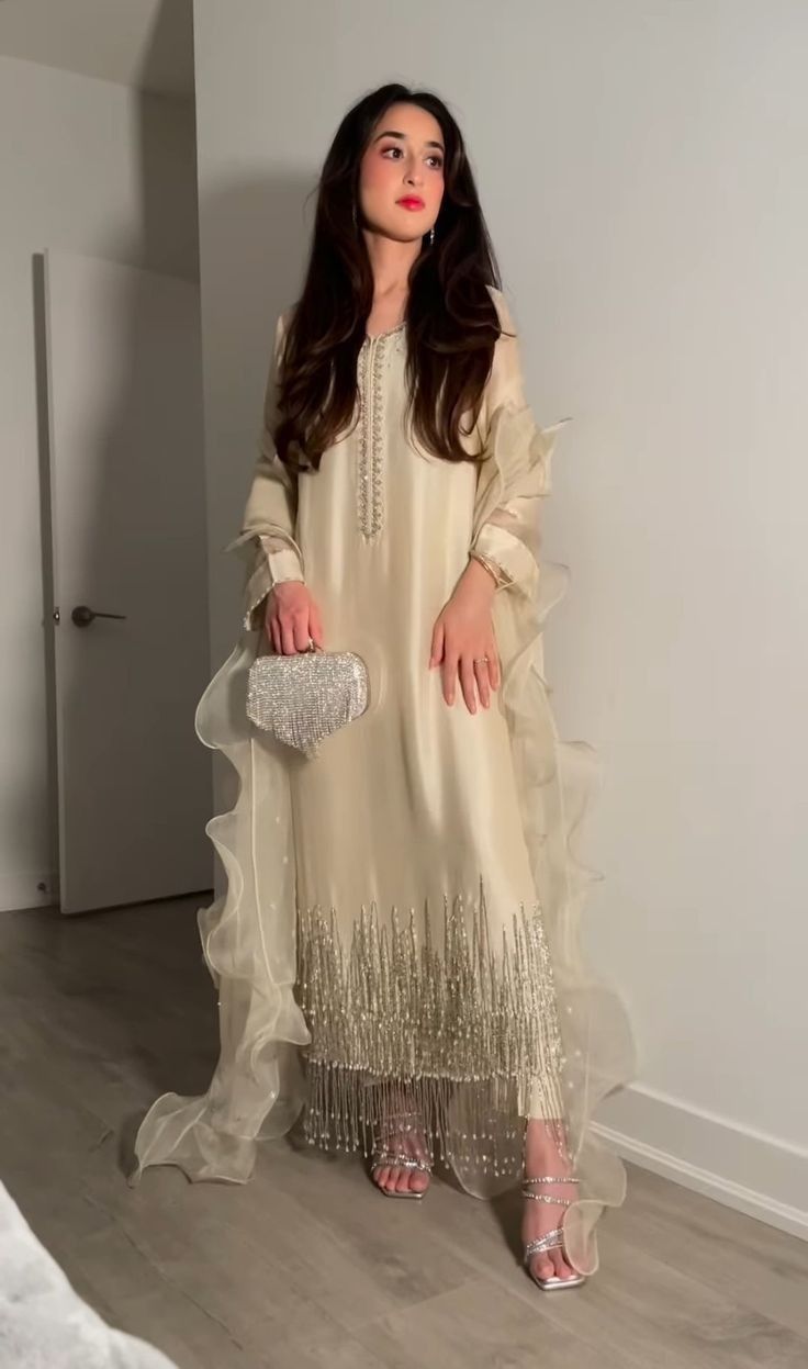 Simple Eid Outfit Ideas, Pakistani Dresses Eid, Outfit Ideas Modest, Eid Outfit Ideas, Simple Dress Casual, Velvet Dress Designs, Eid Outfit, Latest Dress Design, Stylish Short Dresses