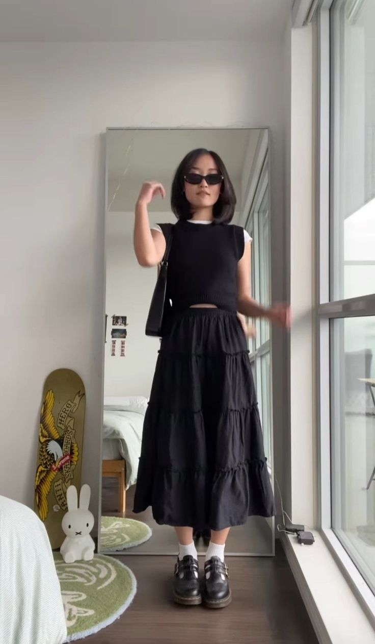 spring/summer outfit long skirt pullover tank top vest Long Black Skirt Outfit, Hm Outfits, Black Skirt Outfits, Look Office, Crepe Skirt, Long Skirt Outfits, Maxi Skirt Outfits, Skirt For Women, Mode Inspo