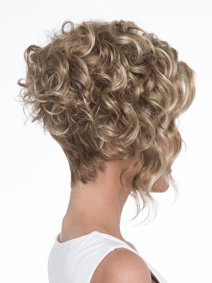 As if the asymmetric, angled styling didn't add enough drama to this fashion-forward bob, Kelsey Wig by Envy's long, lustrous curls make this wig a true show stopper. As part of our Open Top collection, you can be sure Kelsey offers the maximum in stylish and versatile comfort. Curly Hair Photos, Blonde Curls, Short Curly Haircuts, Short Curly Bob, Best Short Haircuts, Penteado Cabelo Curto, Curly Bob Hairstyles, Curly Hair Cuts, Hair Photo