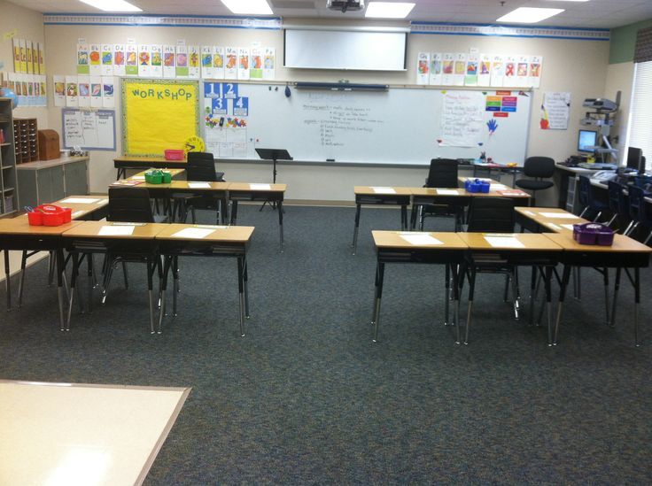 an empty classroom with desks and chairs