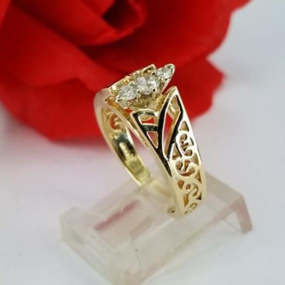 Beautiful engagement ring in 14k gold with three round synthetic zircon stones. Such a beautiful ring for only $379.00. Ring size is adjustable, please note the size in the personalization section of checkout. Hermoso anillo de compromiso en oro de 14k con tres piedras redondas circonias sintéticas. Un anillo tan hermoso por solo $379.00. El tamaño del anillo es ajustable, porfavor anote el tamaño en la sección de personalización en la compra. Beautiful Engagement Ring, Beautiful Engagement Rings, White Band, Beautiful Ring, Beautiful Rings, Heart Ring, Engagement Ring, Ring Size, Handmade Items