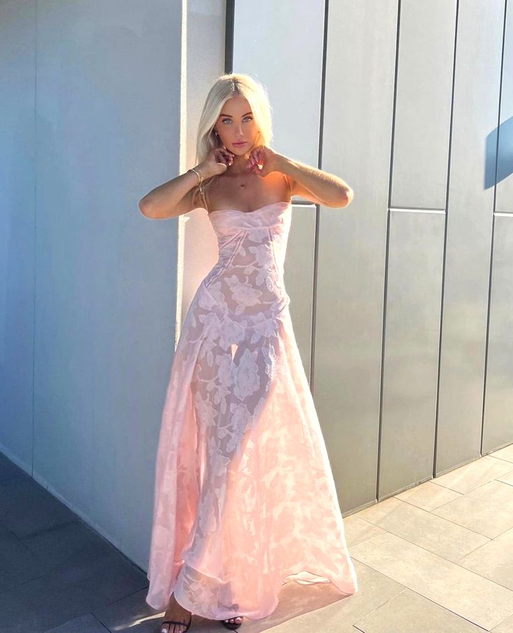 Vestido Pink, Floral Lace Maxi Dress, Robes Glamour, Magical Dress, Prom Dress Inspo, Prom Inspo, Skandinavian Fashion, Color Skirt, Elegant Party Dresses