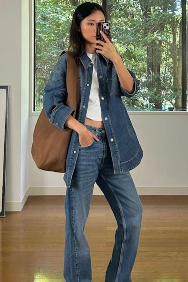 woman wearing an oversized denim shirt, white t-shirt, and jeans Cropped Denim Shirt Outfit, Denim Long Sleeve Shirt Outfit, Long Sleeve Shirt Outfit, Sleeve Shirt Outfit, Chloe Style, Long Sleeve Shirt Outfits, Denim Long Sleeve Shirt, Denim Shirt Outfit, Body Decor