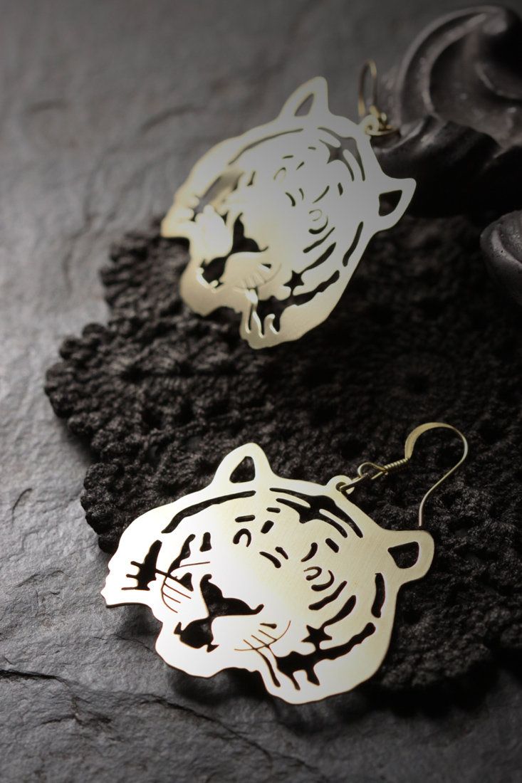 The Tiger Earrings All hand craft and original designed By Defy /Unique jewelry / Dark style accessories The jewelry is designed to have unique style and beautiful details. - The Tiger Earrings dimensions are : 3.7 x 4.2 cm. - Material : Brass / Silver **Free Shipping to World Wide** - Please allow us to prepare the item and parcel between 3-5 working days (*Between 5-7 working days For Sterling Silver 925*) - All items will be sent by Thai Registered Airmail. The delivery usually takes about 2- Nickel-free Unique Earrings, Metal Dangle Danglers For Gifts, Handmade Symbolic Earrings, Handmade Sterling Silver Plug Earrings For Party, Brass Earrings With Unique Design For Gift, Artistic Dangle Earrings For Pierced Ears, Handmade Symbolic Round Earrings, Symbolic Handmade Round Earrings, Artistic Single Earring For Gift