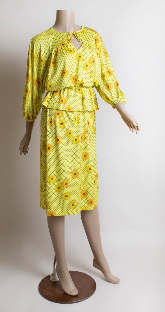 FREE DOMESTIC SHIPPING! <3♥ Lovely 1970s bright yellow daisy flower & striped, two piece blouse & skirt set! ♥ Pullover blouse, has a peplum skirt, elastic waist for comfy fit! Billowy sleeves with elastic cuffs. Keyhole neckline! ♥ Straight pencil style skirt with an elastic waist. ♥ In great condition! Two small runs on back of blouse, see last photo. Georgee Originals, tag. Polyester.* measurements *Bust - 42"Shoulders - 16"Waist - up to 28"Hips - 44"Blouse Length - 23"Skirt Length Vintage Retro Print Skirt For Spring, Vintage Skirt With Retro Print For Spring, Spring Vintage Skirt For Vintage Fashion, Vintage Fashion Skirt For Spring, Spring Vintage Fashion Skirt, 1970s Style Yellow Spring Dress, Vintage Yellow Fitted Skirt, Fitted Vintage Yellow Skirt, Mid-century Yellow Dresses For Spring