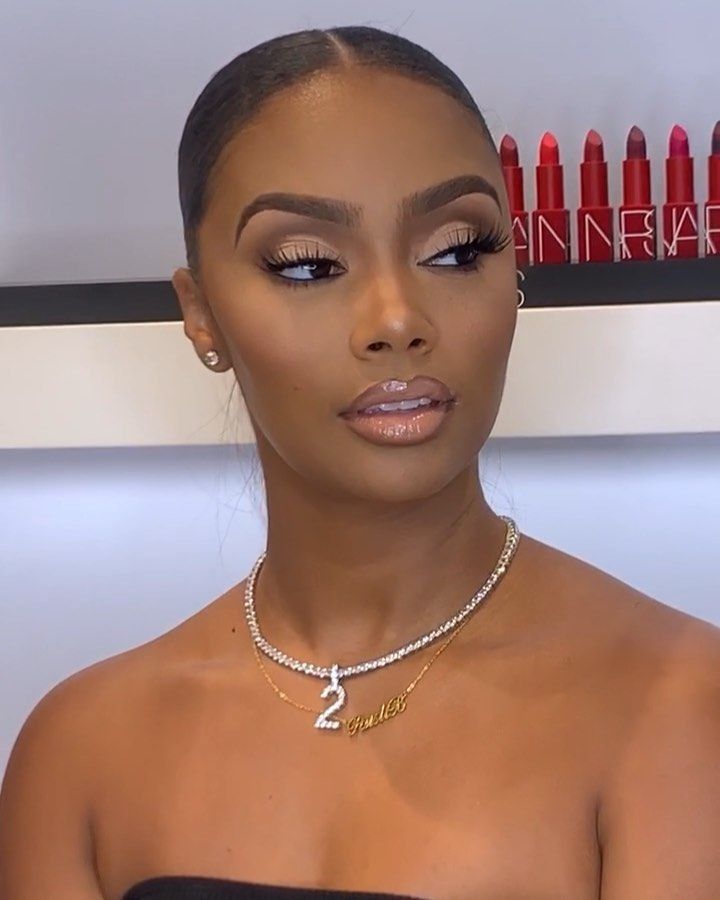 Gold Eye Red Lip Makeup Black Women, Make Up On Dark Skin Women, Make Up For Dark Skin Women, No Make Up Make Up Look, Isee Hair, Maquillage Yeux Cut Crease, Mekap Mata, Natural Glam Makeup, Make Up Inspiration