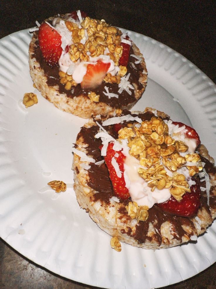 Yummy healthy rice cake snack idea! Apple cinnamon rice cake topped with spreaded nutella, sliced strawberries, coconut flakes, strawberry yogurt, granola, and honey drizzle. Rice Cake Toppings, Rice Cakes Toppings, Rice Cakes Healthy, Cinnamon Rice, Rice Cake Snacks, Honey Drizzle, Cake Snack, Yogurt Granola, Sliced Strawberries