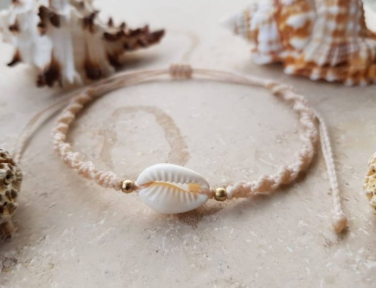 Kauri Shell Bracelet / Anklet / Macrame / Friendship Ribbon / | Etsy Anklet Macrame, Cowrie Shell Bracelet, Angel Earrings, Festival Jewelry, Hippie Festival, Shell Bracelet, Cowrie Shell, Jewelry Boho, Macrame Bracelets