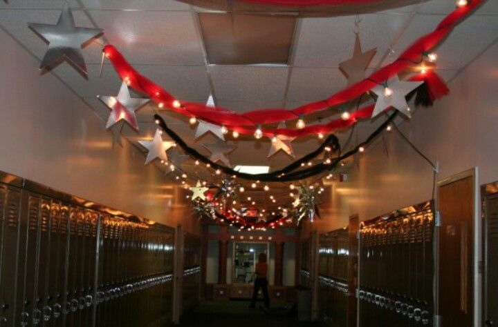 the hallway is decorated with red, white and silver stars