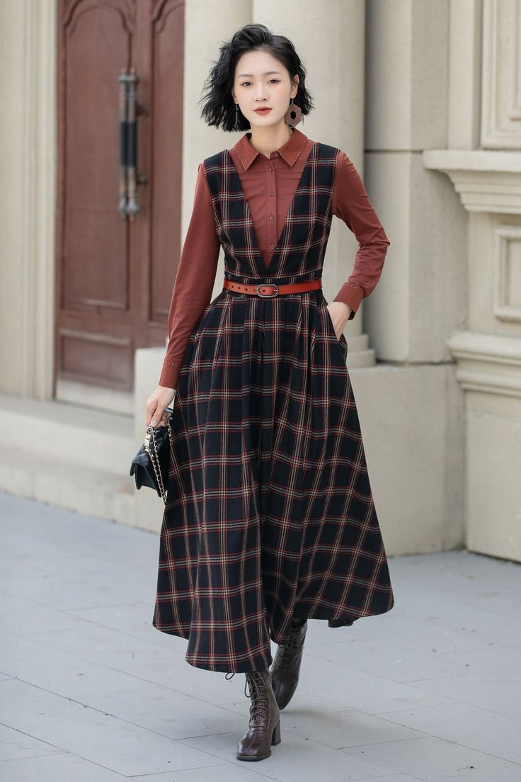 Cette robe en laine à carreaux est d'inspiration vintage et parfaite pour toutes les occasions. Sans manches, elle peut être portée par-dessus une veste en hiver ou avec une blouse à l'intérieur, comme le mod�èle. Le design général est simple et généreux avec un ourlet évasé et une belle taille. DÉTAIL * 30 % laine, 30 % fibres, 40 % polyester * Doublure entièrement satinée, plus agréable au toucher * Deux poches latérales * Fermeture éclair au dos * Robe sans manches * Robe trapèze * Robe chasub Wool Jumper Dress, Dress With Shirt Underneath, Linen Apron Dress, Academia Style, Flannel Dress, Handmade Dress, Tartan Dress, Dress Handmade, Apron Dress