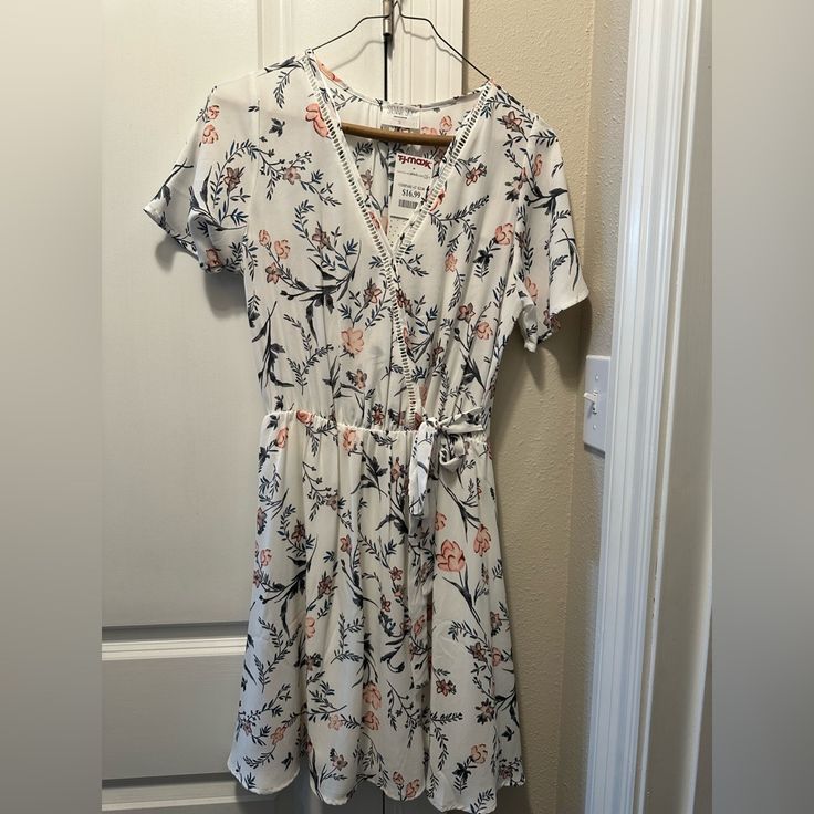 Nwt Never Worn Women’s Dress Size Small Casual A-line Floral Dress For Daywear, Vacation Knee-length Dress With Tie Waist, Casual V-neck Daytime Dress, Casual White Dress With Tie Waist, Daytime Floral Print V-neck Dress, White Knee-length Dress With Tie Waist, Daytime V-neck Floral Print Dresses, Casual Tie Waist Dress For Brunch, White Dress With Tie Waist For Day Out