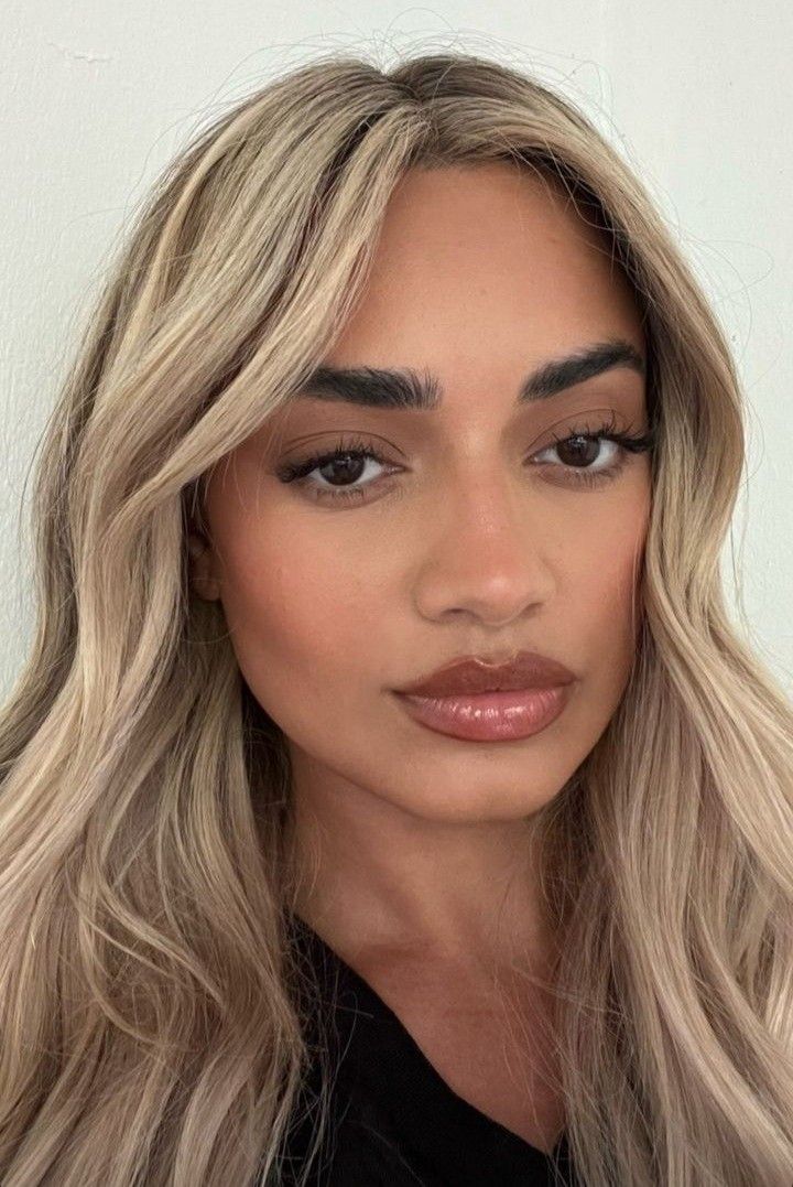 Olive Skin With Blonde Hair, Blonde On Olive Skin, 2025 Hair Colours, Hair Inspiration Color Blonde, New Year Hair Color, Blonde Hair On Tan Skin, Blonde Hair Olive Skin, 2025 Hair Colors, Olive Skin Blonde Hair