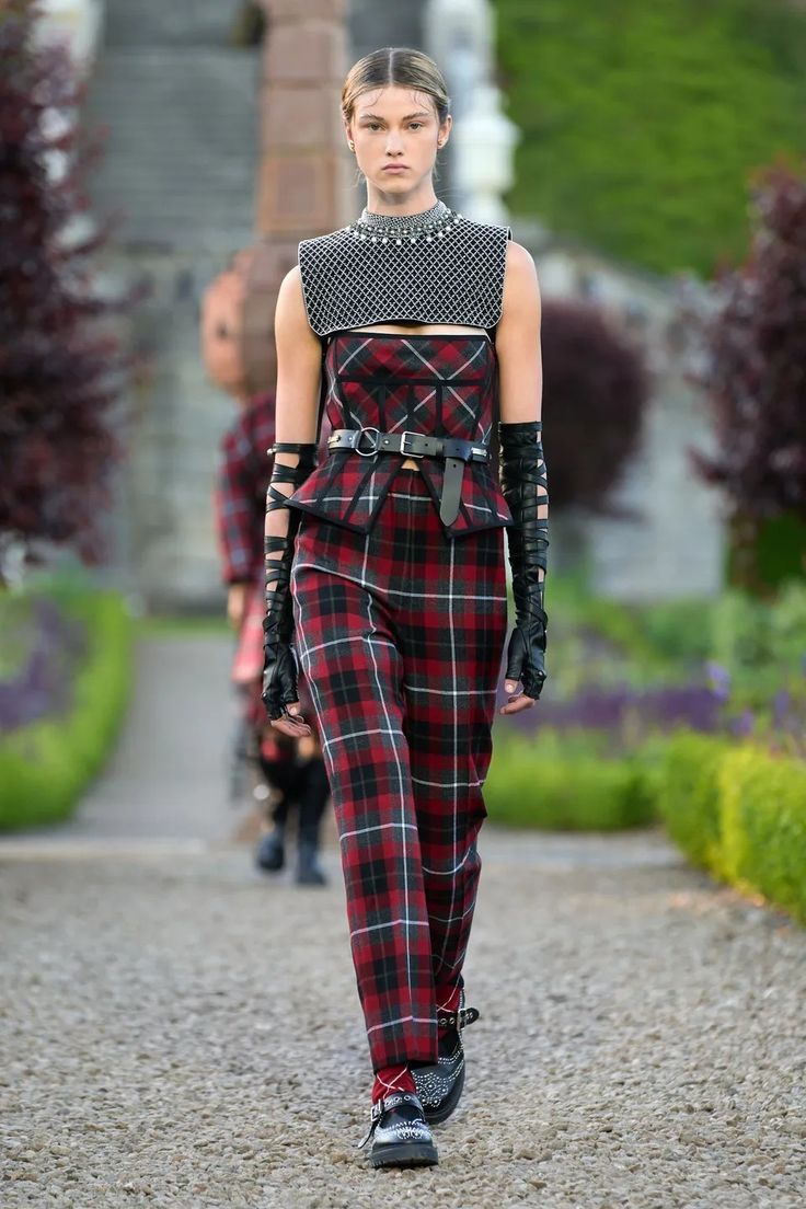 Dior Cruise, Dior Fashion Show, Fancy Gowns, 2025 Fashion, Dior Fashion, Tartan Dress, Couture Designers, Couture Details, Dior Couture