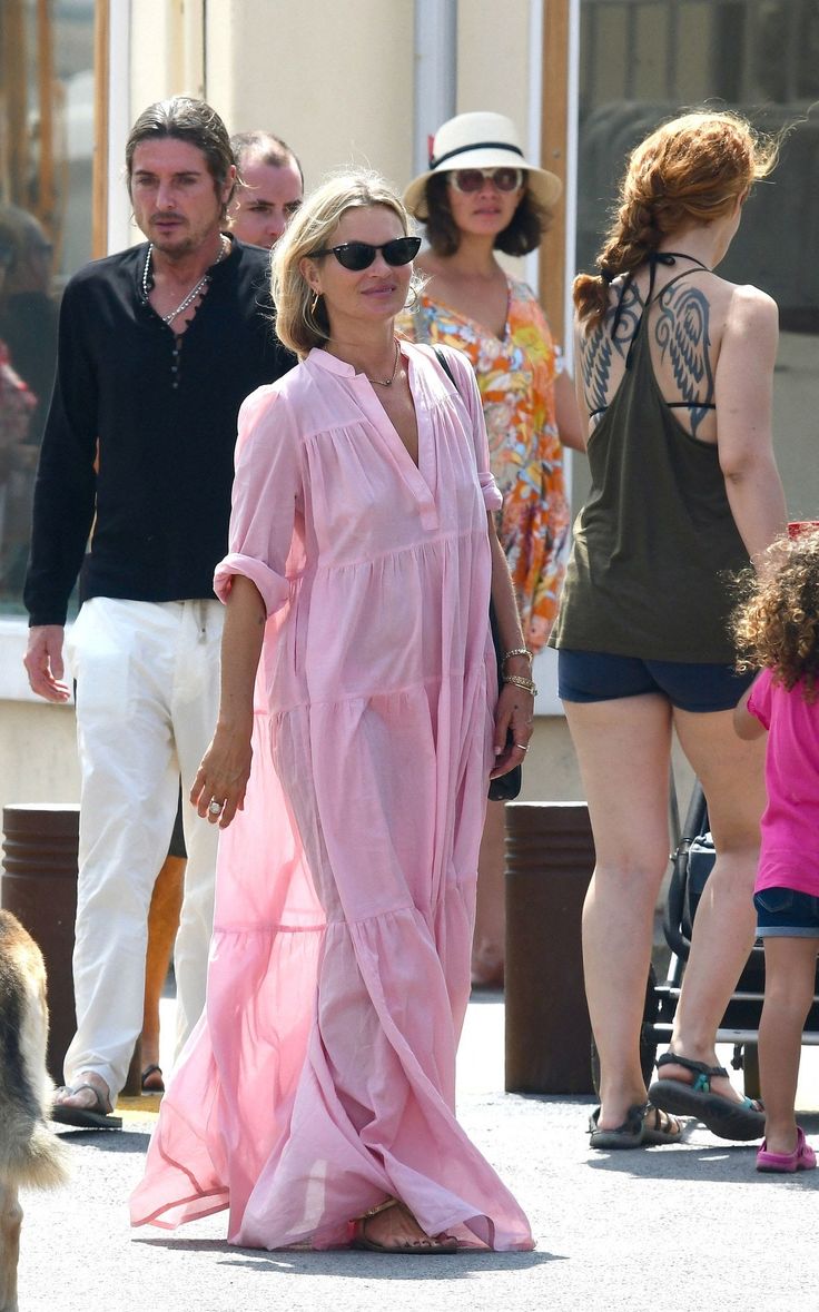 St Tropez Style, Summer Caftan, Kate Moss Style, Met Gala Red Carpet, Maxi Shirts, Rock Chic, Maxi Robes, Pink Maxi Dress, Kate Moss