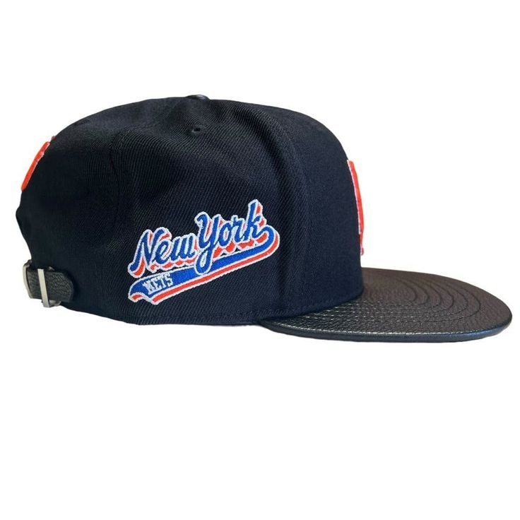 the new york mets baseball hat is shown