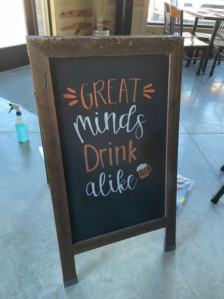 a sign that says great minds drink alike