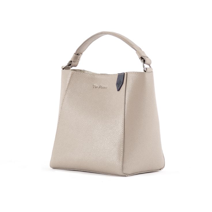 Yaya Bucket Bag, confeccionada con piel de vacuno para ofrecerte la combinación perfecta de estilo y funcionalidad. Con un tamaño ideal, esta bolsa bucket es lo suficientemente espaciosa para llevar todos tus cosas esenciales y se mantiene cómoda para acompañarte durante todo el día.
Diseñada para adaptarse a cualquier ocasión, tiene un diseño estilizado que te permite lucirla tanto en ocasiones elegantes como en eventos más casuales. Su interior funcional cuenta con un amplio espacio y dos bolsillos integrados, ideales para organizar tu celular, llaves, lentes de sol, lipsticks y una cartera pequeña, con espacio de sobra para todo lo que necesites.
La versatilidad es clave con la Yaya Bucket Bag: puedes llevarla de dos maneras, ya sea con su asa de mano para un look más elegante, o como c Luxury Beige Textured Leather Bucket Bag, Luxury Textured Leather Hobo Tote Bag, Luxury Textured Leather Bucket Bag For Daily Use, Luxury Textured Leather Pouch Bucket Bag, Formal Beige Pebbled Leather Shoulder Bag, Chic Everyday Bucket Bag In Pebbled Leather, Chic Pebbled Leather Bucket Bag For Everyday, Chic Everyday Pebbled Leather Bucket Bag, Evening Satchel With Smooth Grain And Double Handle