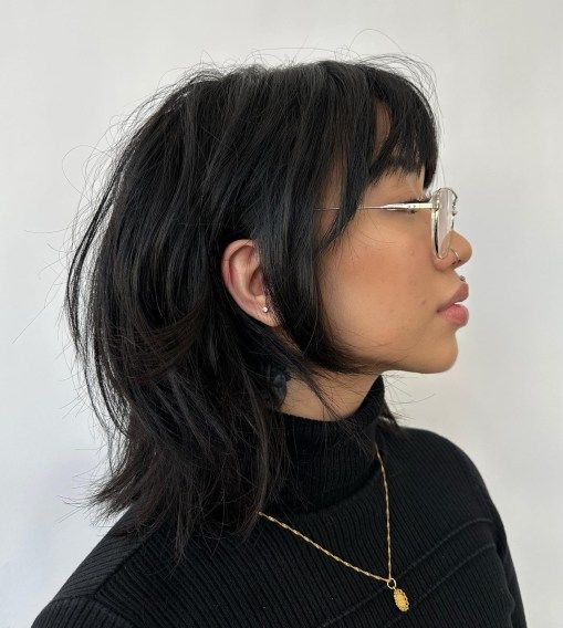 Graduated Wolf Cut with Side Layers Wolf Cut Hair, Hair Inspiration Short, Wolf Cut, Haircuts Straight Hair, Mid Length Hair, Long Layered Hair, Cut Hair, Short Hair Haircuts, Cut My Hair