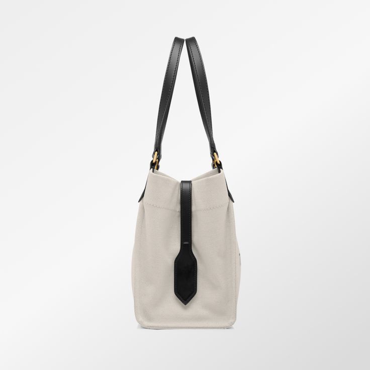 This medium canvas tote bag is a must-have for anyone who appreciates high-quality, stylish accessories. Made in Italy by the renowned designer Tom Ford, it boasts a printed logo and multiple ways to carry - by hand, elbow, or shoulder. Perfect for any occasion, this versatile bag is sure to impress. Designer Medium Bags For Everyday Use, Designer Coated Canvas Bucket Bag For Daily Use, Luxury Everyday Shoulder Bag In Coated Canvas, Designer Everyday Bag Medium Size, Designer Everyday Medium Bag, Designer Medium Everyday Bag, Designer Canvas Bag For Daily Use, Designer Canvas Shoulder Bag With Handles, Luxury Medium Shoulder Bag For On-the-go