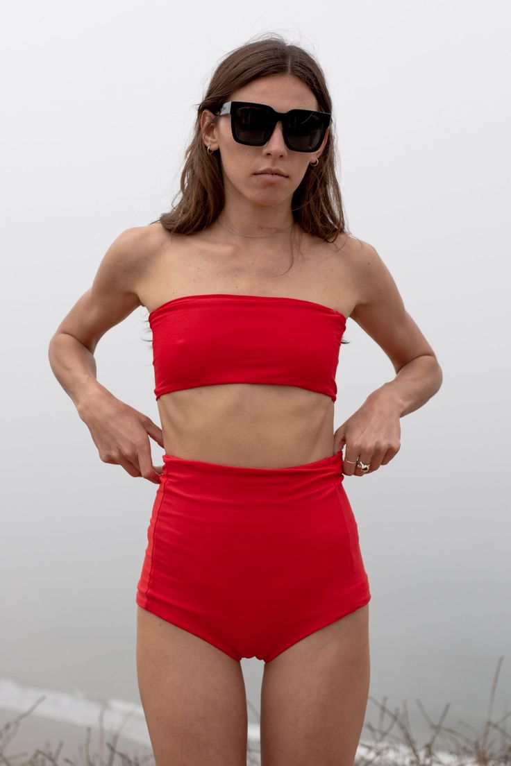 Le bikini VICENT est composé d'un luxueux tricot Nylon-Spandex. Les bandeaux à enfiler comportent des élastiques aux ourlets. Doublé en même tissu pour un confort ultime.

 Fabriqué en Californie



 Le mannequin mesure 5'10 et porte une taille S


 Tissu : Nylon-Spandex
 Doublure : Nylon-Spandex

 Entretien : Laver à la main à l'eau froide, Sécher à plat Layered Fabric, Glass Of Champagne, Swim Top, Lay Flat, Poppies, High Waisted, Spandex, Elastic, Fabric