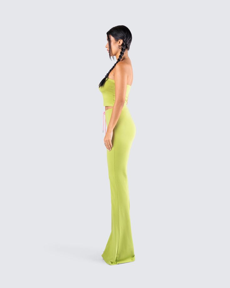 Your collection is calling for an update, and we've got you covered with our coziest lounge set ☁️💚 Featuring a non-padded bandeau with a semi-stretch fit, this figure-flattering ensemble is designed to hug your curves. The set is finished with wide-leg pants adorned with stylish front tie knots, ensuring both comfort and chic appeal 💫 Casual Fitted Green Sets, Green Fitted Party Sets, Fitted Green Sets For Night Out, Fitted Green Set For Night Out, Green Stretchy Party Sets, Green Stretch Party Sets, Trendy Green Fitted Sets, Trendy Fitted Green Sets, Spring Party Green Sets