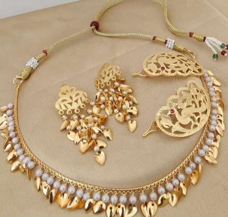 It is tradional  jewlery with earing judapin and beautiful earings Old Style Punjabi Gold Jewellery, Punjabi Jwellery Traditional, Punjabi Jewellery Gold Jewelry Sets, Punjabi Traditional Jewellery Gold, Punjabi Jewelry Traditional, Punjabi Jewellery, Punjabi Traditional Jewellery, Punjabi Jewelry, Punjabi Style