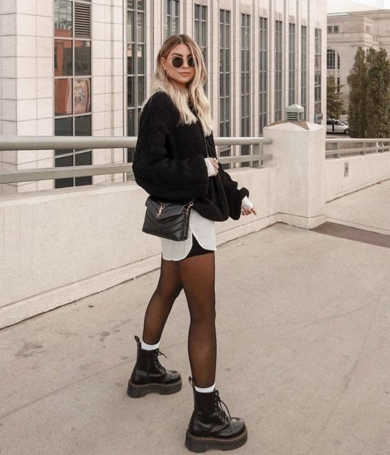 Black tights and white socks #Black #tights #and #white #socks #blacktightsandwhitesocks Josi Pellicano, Dr Martens Outfit, Outfit Botas, Pedestrian Bridge, Casual Styles, Looks Street Style, Mode Inspo, Looks Chic, Autumn Outfit