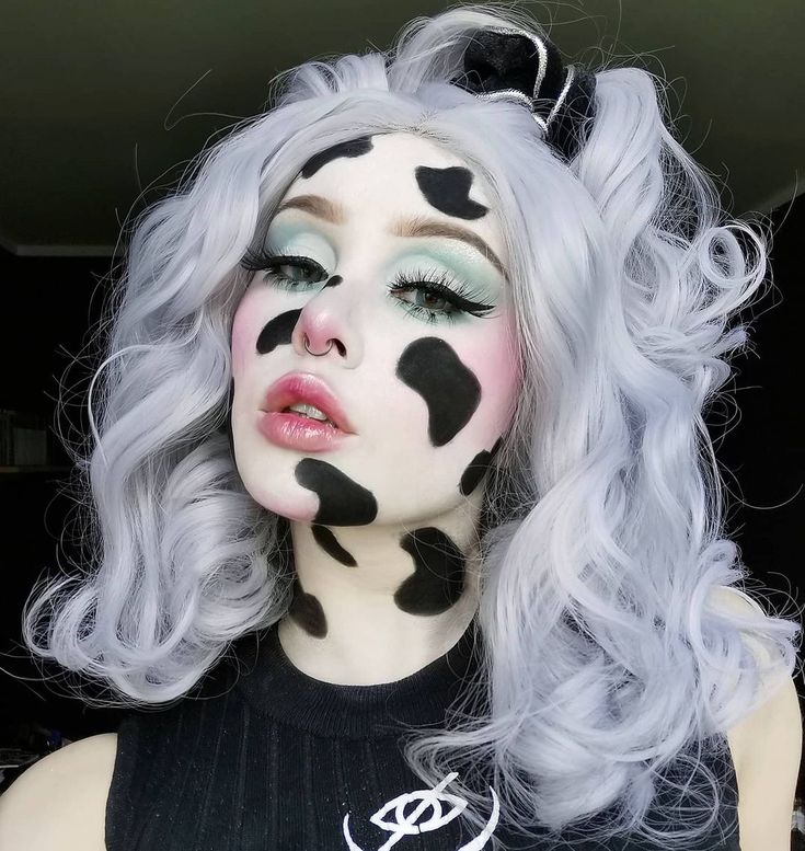 Strawberry Cow Makeup, Cow Makeup Halloween, Cow Makeup Look, Animal Makeup Looks, Cool Clown Makeup, Drag Couture, Morphe Pallete, Cow Print Makeup, Cow Make Up