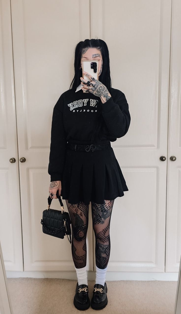 Soft Alternative Outfits, Grunge Outfits Winter, Gothic Outfit, Mode Instagram, Alt Outfits, Winter Neutral, Rock Outfits, All Black Outfit, Neutral Fashion