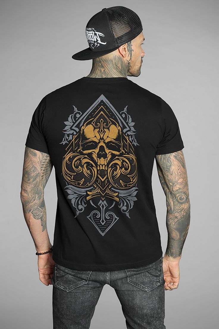 Collection AUTOMNE 2024 – T-shirt noir avec impression grise et marron du visuel ACE OF SKULL sur le devant et du logo HYRAW en marron dans le dos.
Un visuel en référence au père du Heavy Metal à tendance Rock’n’Roll : Mister Kilmister !
Dessin original de l’artiste illustrateur Black Out Brother – Artwork by Hyraw Design. Imprimé en France.

Tissu : 100% coton. Hardcore Punk, Black Out, Mode Streetwear, Back To Black, Heavy Metal, France, T Shirt, Clothes, Black