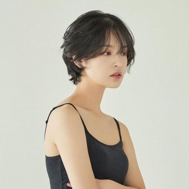 Mode Poses, Short Hair Tomboy, New Profile, Asian Short Hair, Hair Inspiration Short, Shot Hair Styles, Gesture Drawing, 짧은 머리, Short Hair Haircuts