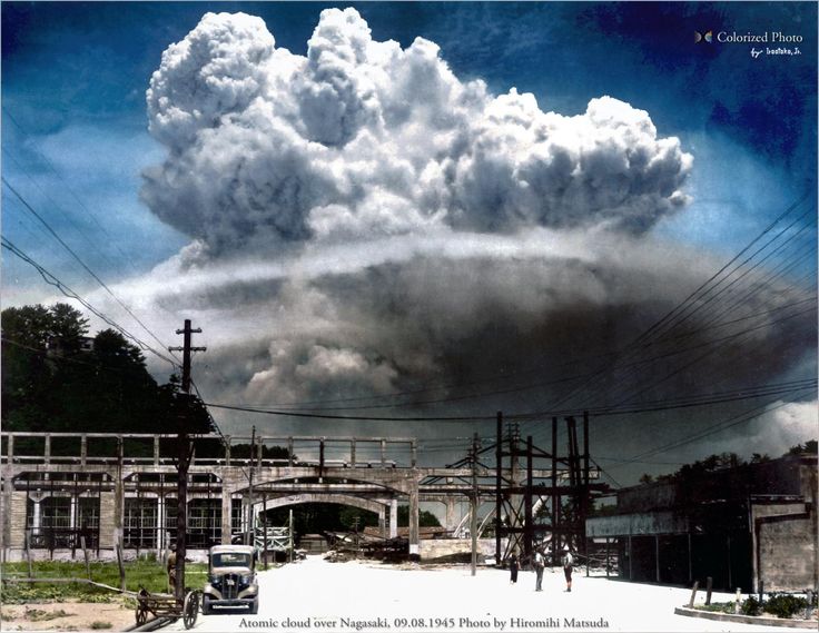 Nagasaki atomic cloud, from distance of 15km. Colorized photo. Nagasaki 1945, Hiroshima Nagasaki, Black Plague, Photos Rares, Rare Historical Photos, Iwo Jima, Historia Universal, Manhattan Project, Leo Tolstoy