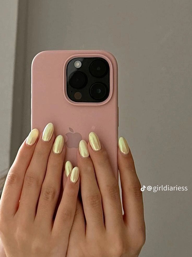 Light Nails Ideas Short, Glazed Yellow Nails, Summer 2024 Gel Nails, Nail Color Trends 2024 Summer, Summer Nails Colors 2024, Trending Gel Nails 2024, Trendy 2024 Nails, Classy Summer Gel Nails, Trendy Nails 2024 Summer