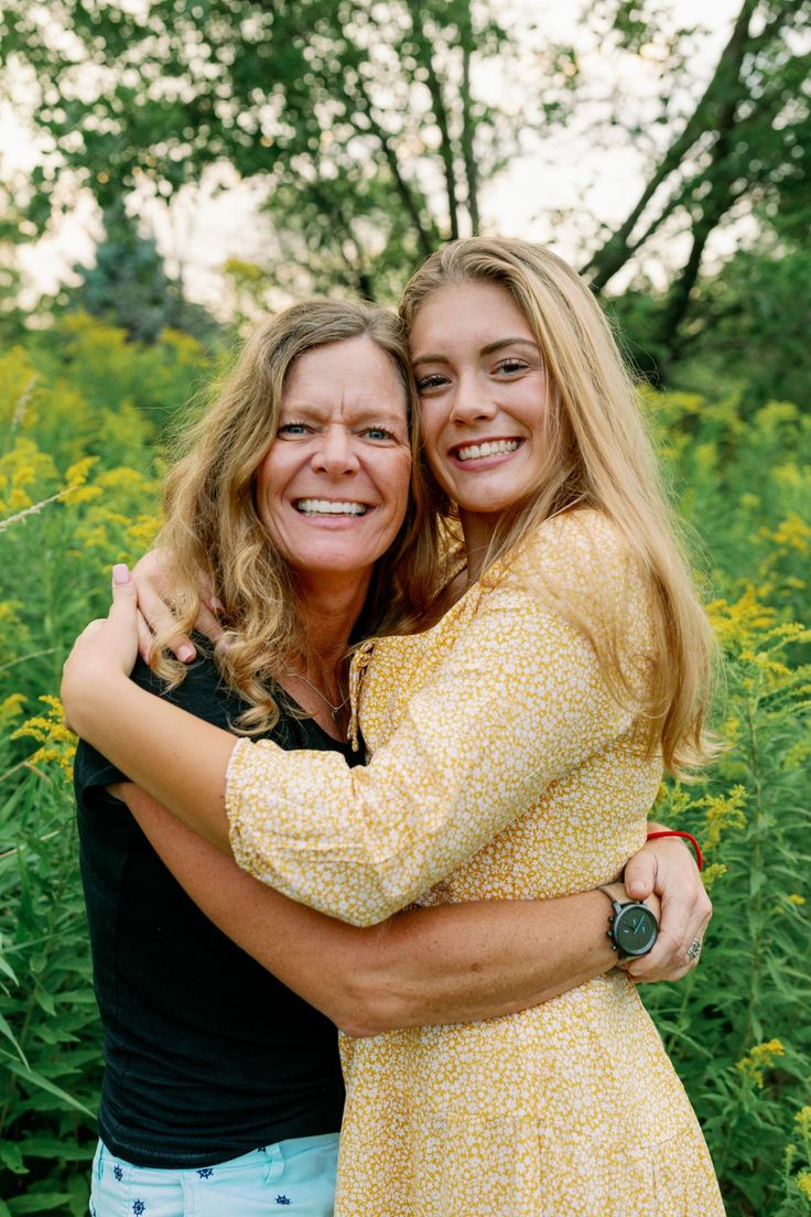 Mom and daughter posing for a portrait during senior photos Mom And Senior Daughter Photo Ideas, Mom And Daughter Graduation Photo Ideas, Mom And Daughter Senior Pictures, Senior Picture Ideas With Family, Senior Picture With Mom, Senior Photos With Parents, Senior Picture Ideas With Mom, Mother Daughter Senior Pictures, Family Senior Pictures