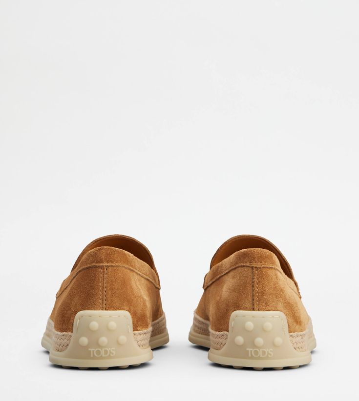 Loafers in slipper version, crafted in suede with stamped Tod's monogram and exposed stitching. Characterized by rubber outsole with embossed rubber pebbles and raffia weaving, they are a refined and versatile summery item. Raffia Weaving, Slipper Loafers, Beige Slippers, Brown Espadrilles, Brown Wedge Sandals, Leather Espadrilles, Leather Wedge Sandals, Perforated Leather, Leather Wedges