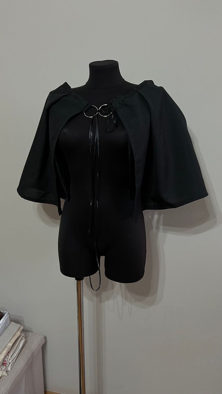 Black Short Cape, Double Layers Cape, Capelet, Viking, Witcher, Fantasy, Folk Double Layers Cape - lower layer length 35cm (13.77 inches) Cover Layer Length 42cm (16.53 inches) Approximate delivery time 25-45 Days Fantasy Capelet, Half Cape, Layer Clothes Outfits, Cape Fantasy, Plague Doctor Costume, Layer Clothes, Diy Cape, Shoulder Cape, Fantasy Dress