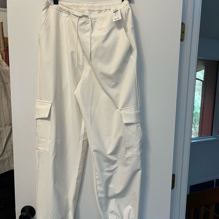 Hollister Gilly Hicks Cargos Pants With Drawstring At Waist And Ankle. Nwt. White Tapered Leg Cargo Pants For Spring, White Cargo Pants With Side Pockets For Spring, White Cargo Bottoms, White Pants With Pockets For Spring, White Parachute Pants With Tapered Leg, White Cargo Bottoms For Spring, Casual White Parachute Pants With Elastic Waistband, White Casual Cargo Pants For Loungewear, Casual High Waist White Cargo Pants